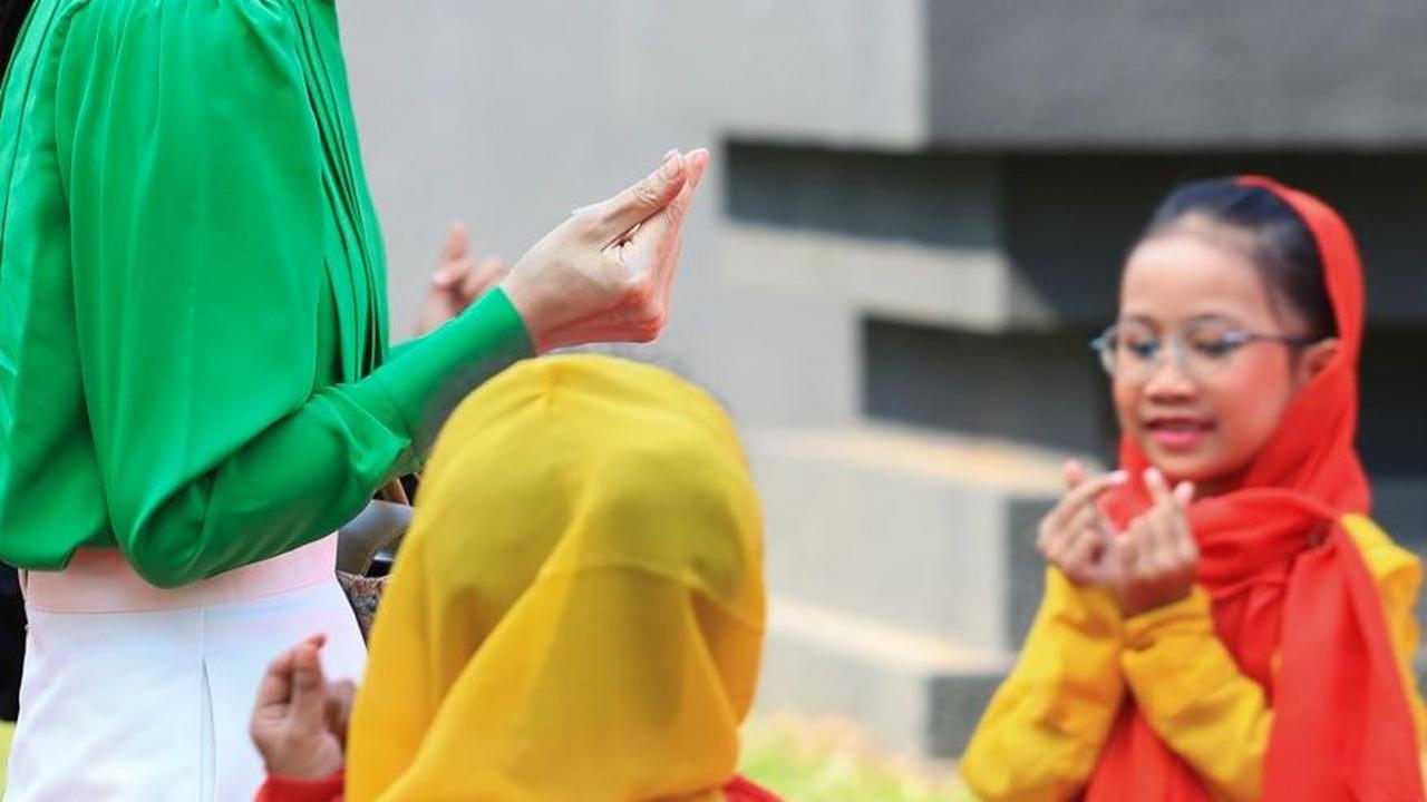 Tampil Memukau dengan Blus Hijau