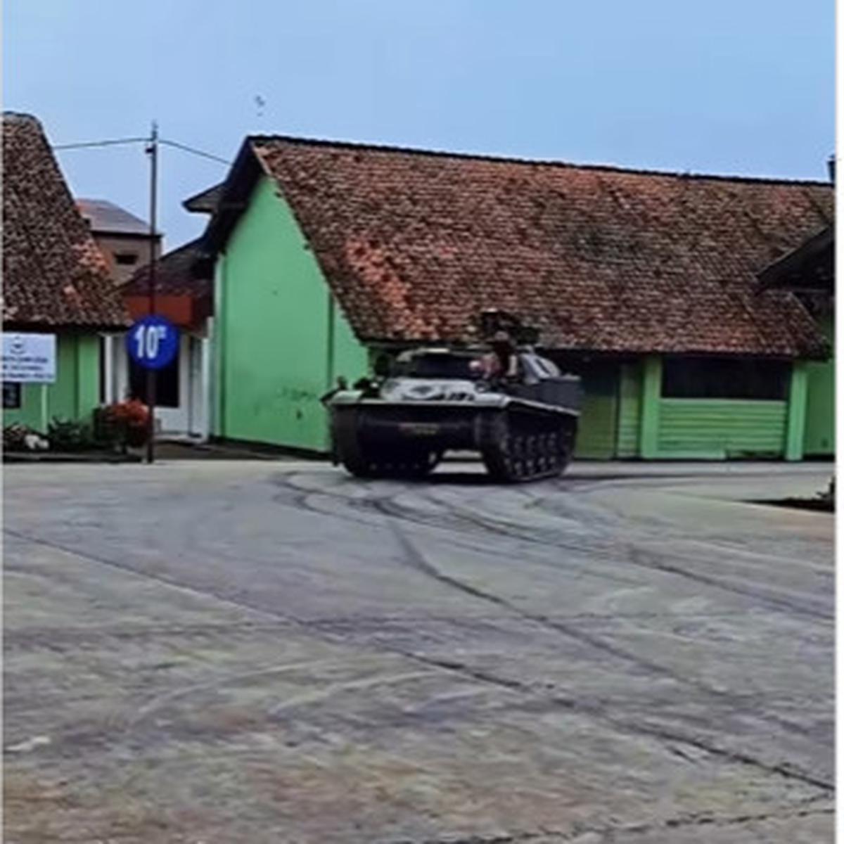 Momen Tegas Anggota TNI Berlatih Kendarai Tank di Markas, Seru Banget saat Digas Kencang hingga Drifting saat Belok