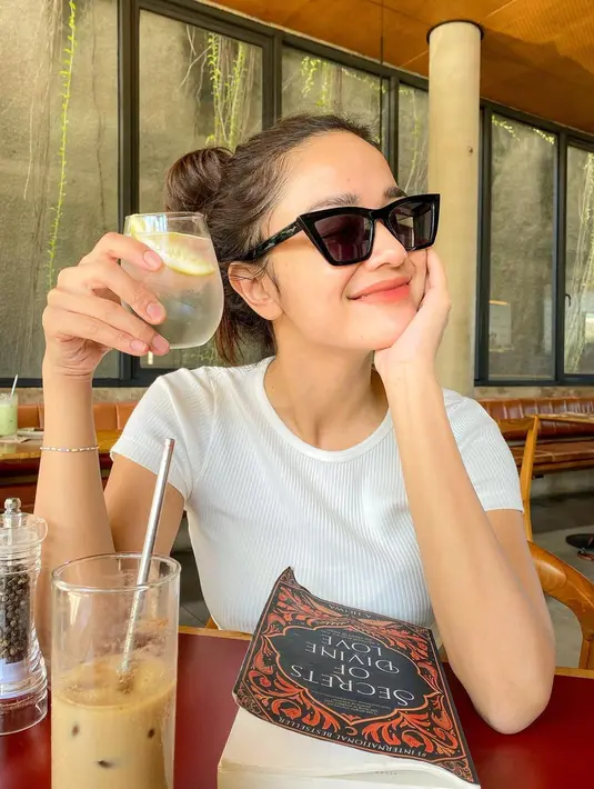 Punya hobi menembak seperti Medina Dina, Andi Annisa kerap unggah aktivitasnya selain sibuk dalam berakting. Seperti saat hangout bareng teman di sebuah kafe seperti dalam potretnya ini. Ia pun tampil sederhana dengan sweater putih yang dipadukan dengan kacamata hitam. (Instagram/andiannsyah)