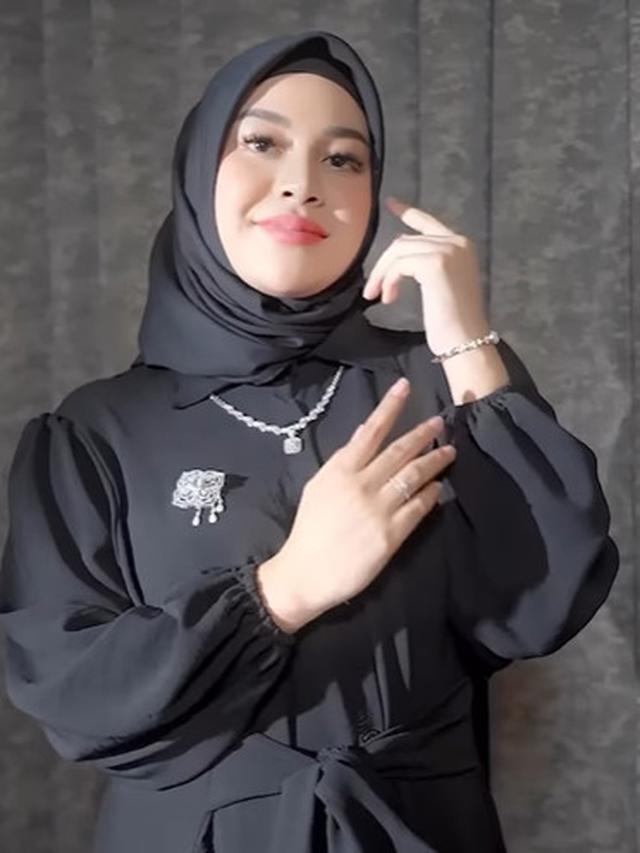 8 Model Baju Kerja yang Modis untuk Ibu Hamil dari Jennifer Bachdim hingga Julie Estelle