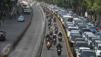Pengendara memasuki jalur bus Transjakarta di Jalan Mampang, Jakarta, Senin (13/6). Polisi akan memberikan surat tilang slip biru dengan denda tilang sebesar Rp500.000 bagi pengendara yang memasuki jalur Transjakarta. (Liputan6.com/Gempur M Surya)