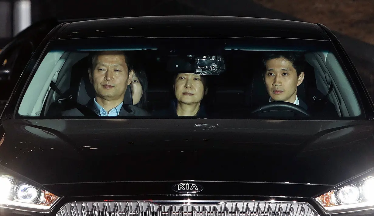 Mantan Presiden Korea Selatan, Park Geun-hye berada dalam mobil yang membawanya ke rumah tahanan di Uiwang, Seoul selatan, Jumat (31/3) dini hari. Pengadilan Korsel menyetujui pengeluaran surat perintah penahanan terhadap Park (Cho Sung-bong/Newis via AP)