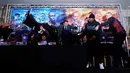 Kericuhan terjadi jelang pertarungan Dillian Whyte & Dereck Chisora di Radisson Hotel, Manchester, Inggris, Rabu (7/12). Dereck Chisora tak mampu menahan amarahnya dan melempar meja ke arah Dillian Whyte. (Reuters / Jason Cairnduff)