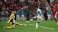 Maarten Paes jatuh bangun mengawal gawang Timnas Indonesia saat bersua Arab Saudi pada laga perdana putaran keempat Grup B Kualifikasi Piala Dunia 2026 di&nbsp;Al Inma Bank Stadium at King Abdullah Sport City, Kamis (9/10/2025) dini hari WIB. Sayangnya, Tim Garuda menelan kekalahan 2-3 dari Arab Saudi dalam duel tersebut. (AP Photo)&nbsp;&nbsp;