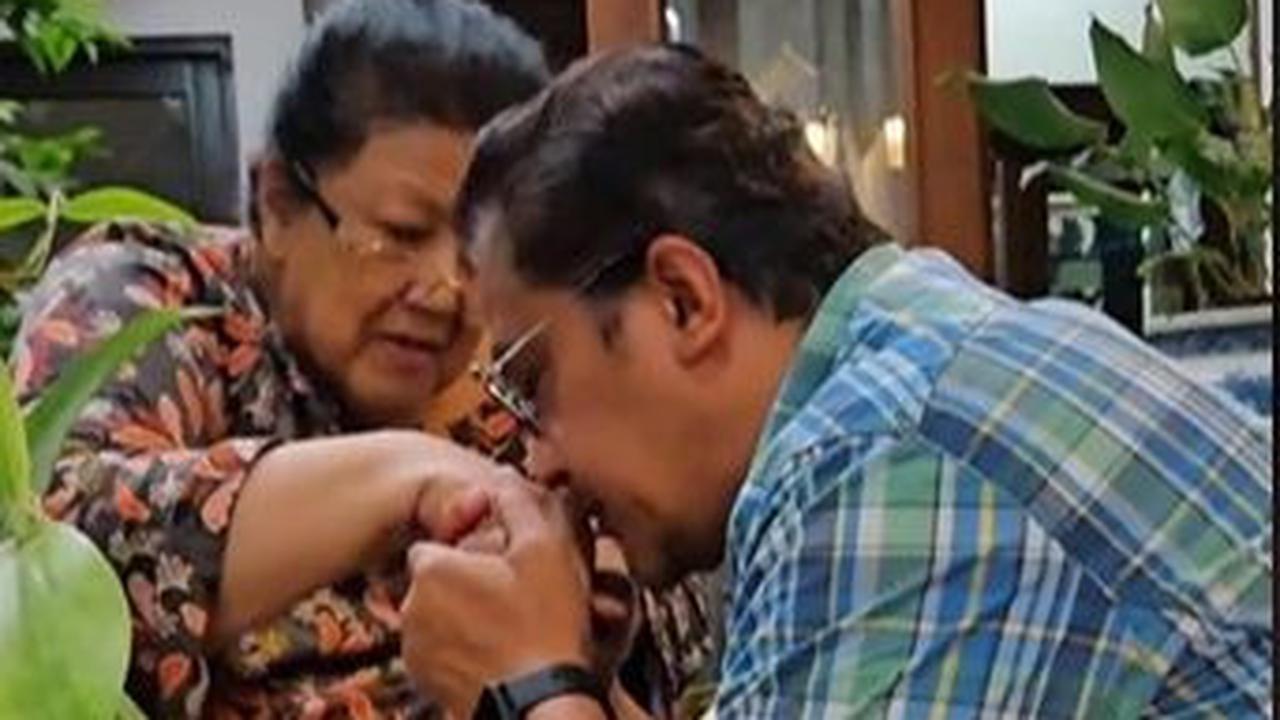 Dalam video, Dede pun terlihat menyampaikan ucapan terima kasih setelah sang ibunda memberinya doa dan nasihat.