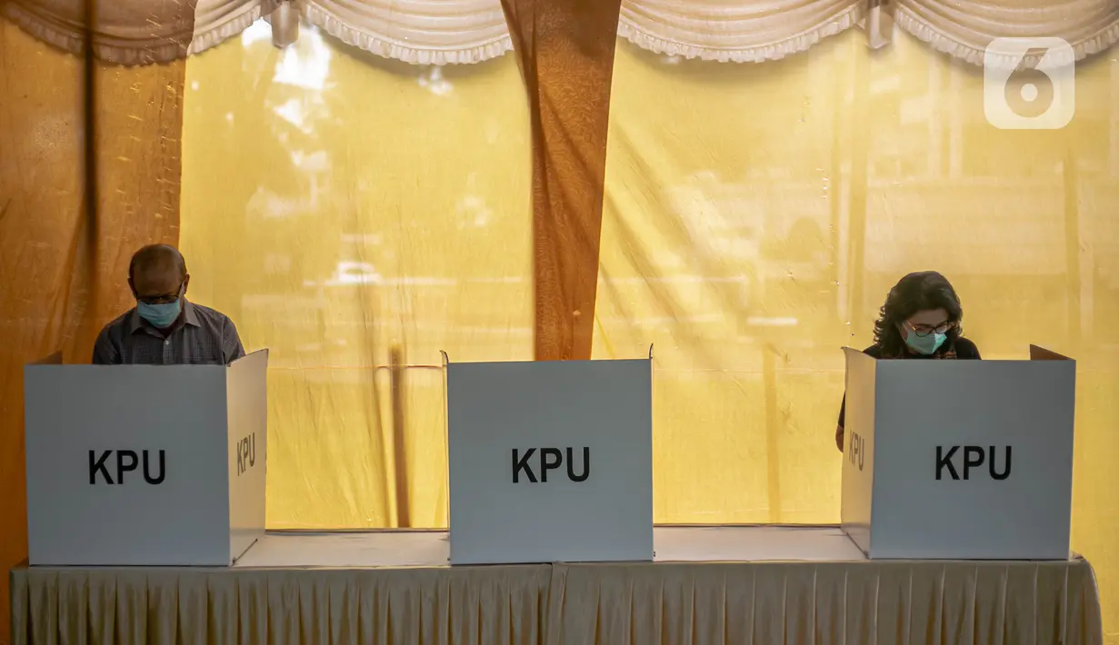 Warga mencoblos di bilik suara saat Pilkada Kota Tangerang Selatan (Tangsel) di Tempat Pemungutan Suara (TPS) 69 Pisangan, Ciputat, Rabu (9/12/2020). Protokol kesehatan dipraktikkan cukup ketat di TPS di Pilkada Kota Tangsel untuk menghindari penularan COVID-19 (Liputan6.com/Faizal Fanani)