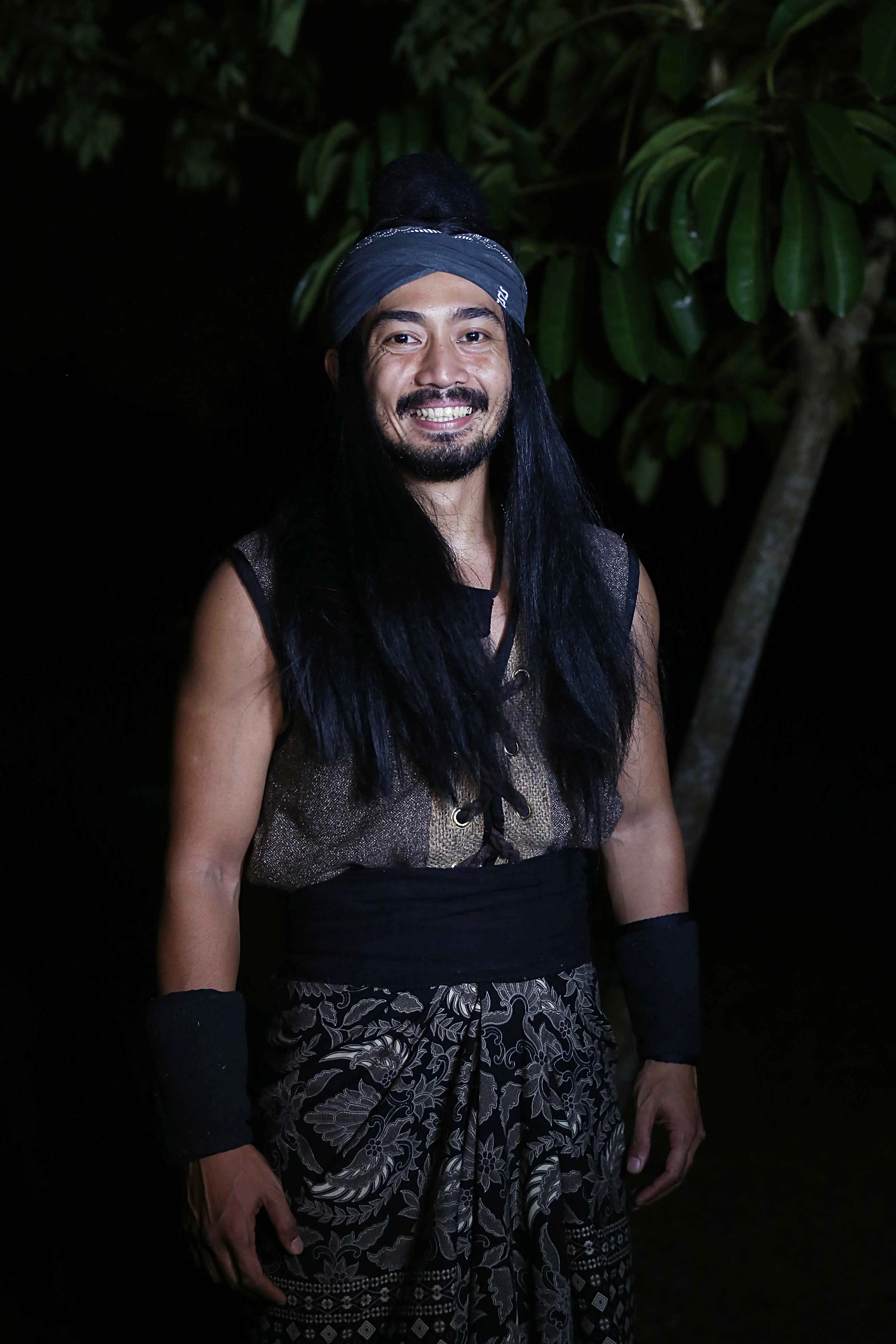 Yama Carlos kini sedang sibuk syuting sinetron stripping Raden Pemanah Rasa. Syuting berlangsung di Bumi Perkemahan Cibubur, Jakarta Timur. Sedangkan kediaman Yama di Tangerang. (Nurwahyunan/Bintang.com)