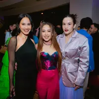 Pevita Pearce (Sri Asih), berpose dengan superhero perempuan lainnya di peluncuran film Virgo [@pevpearce]