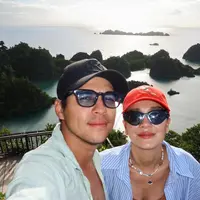 Berikut detail gaya Maxime Bouttier dan Luna Maya di Raja Ampat! [@lunamaya].