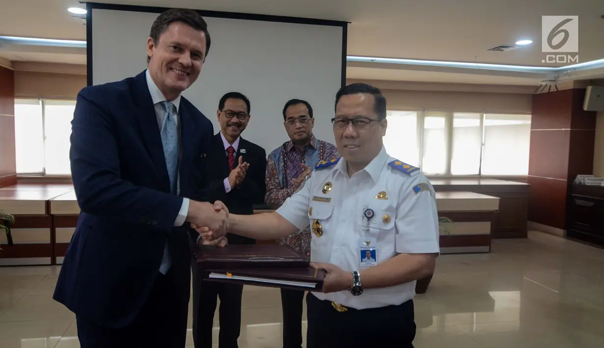 ADB Country Director Indonesia Winfried Wicklein dan Sekjen Kementerian Perhubungan, Sugihardjo bersalaman seusai penandatangan MoU antara Kemenhub dengan Asian Development Bank di Jakarta, Rabu (22/11). (Liputan6.com/Faizal Fanani)