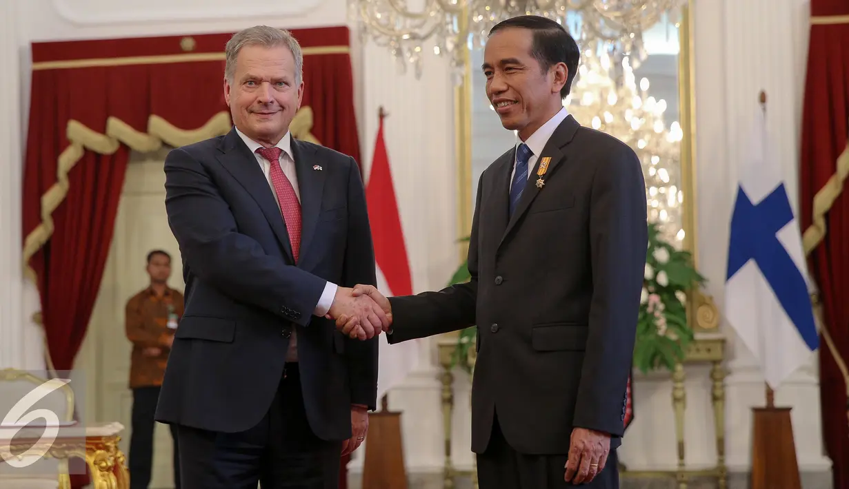 Presiden Joko Widodo berjabat tangan dengan Presiden Finlandia Sauli Niinisto di Istana Merdeka, Jakarta, Selasa (3/11). Pertemuan tersebut akan membahas tata kelola lahan gambut untuk mengantisipasi bencana kebakaran hutan. (Liputan6.com/Faizal Fanani)
