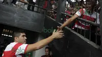 Pemain asing Madura United FC, Fabiano Beltrame, menyapa suporter sebelum beruji coba melawan Persiba Balikpapan di Stadion Ahmad Yani, Sumenep, Sabtu (20/2/2016). (Bola.com/Vitalis Yogi Trisna)