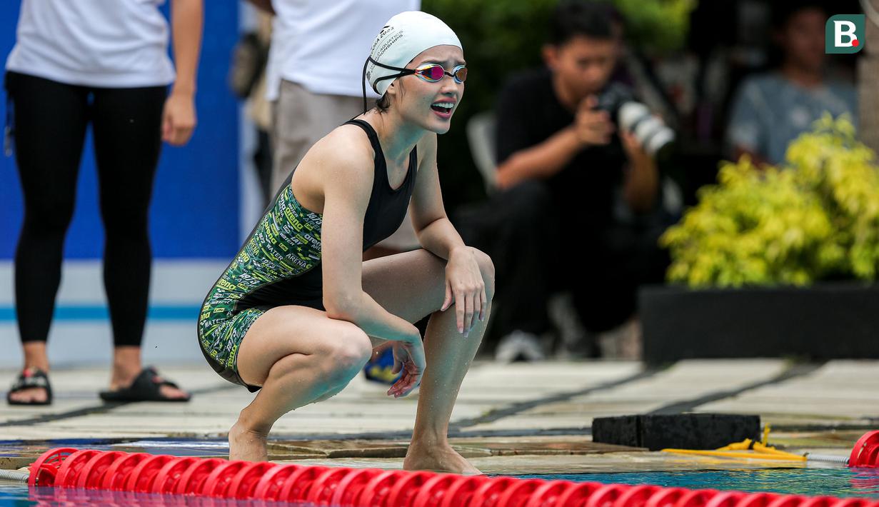 Tak hanya itu, Cinta Laura juga menjadi penentu kemenangan timnya pada nomor renang estafet 4x50 meter campuran. Cinta tergabung bersama Fay Nabila, Dimas Bams, dan Tarra Budiman. (Bola.com/Bagaskara Lazuardi)
