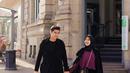 Matching pakai outfit warna hitam, Ria Ricis dan Teuku Ryan terlihat mesra berjalan bergandengan tangan. (Instagram/teukuryantr).