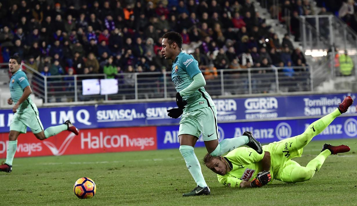 Pemain FC Barcelona, Neymar Jr ikut menyumbangkan satu gol saat Barcelona menang atas Eibar pada lanjutan La Liga Spanyol, Neymar menemani Messi dalam Starting XI La liga pekan ke-19. (AP/Alvaro Barrientos)