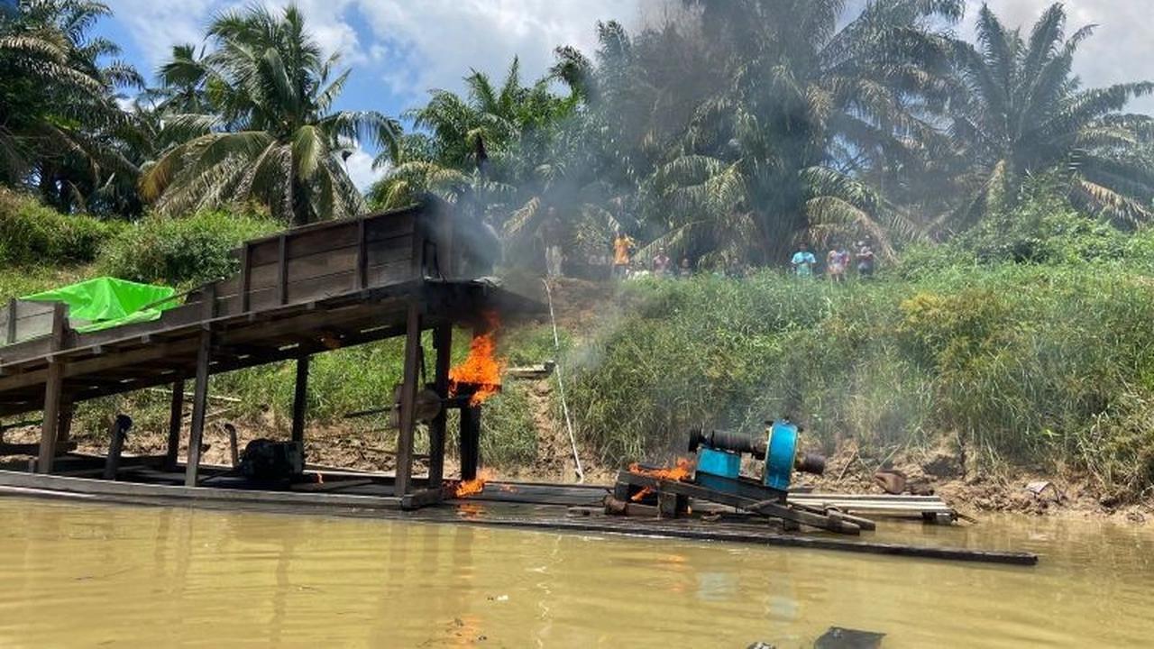 Trivia 'Pocay': Polres Inhu Musnahkan 10 Rakit Tambang Emas Ilegal, Sungai Indragiri Dijaga!