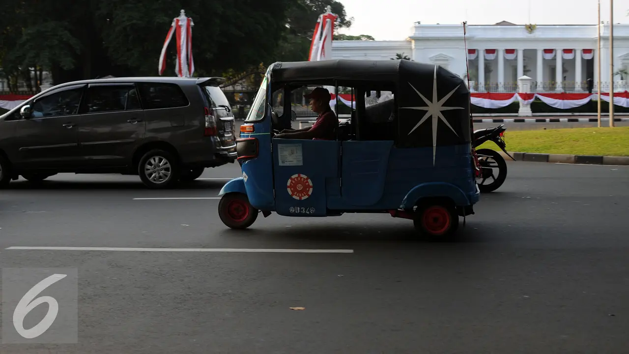 20160804-Bajaj di depan Istana Negara-Jakarta- Helmi Fithriansyah	