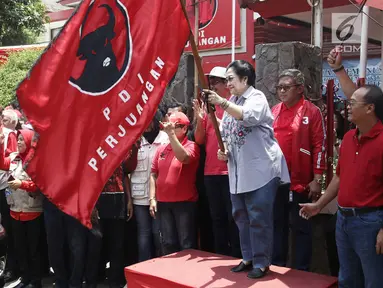 Ketua Umum PDIP Megawati Soekarnoputri melepas bantuan tahap dua untuk korban gempa dan tsunami Palu di Jakarta, Senin (8/10). PDIP memberi bantuan bahan pangan sebanyak 61 ton. (Liputan6.com/Herman Zakharia)