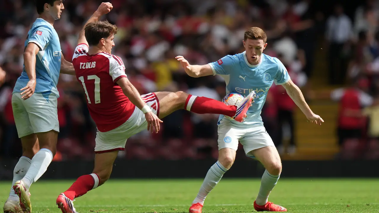 Pemain Arsenal Christos Tzolis (tengah) dan pemain Manchester City Elliot Anderson (kanan)