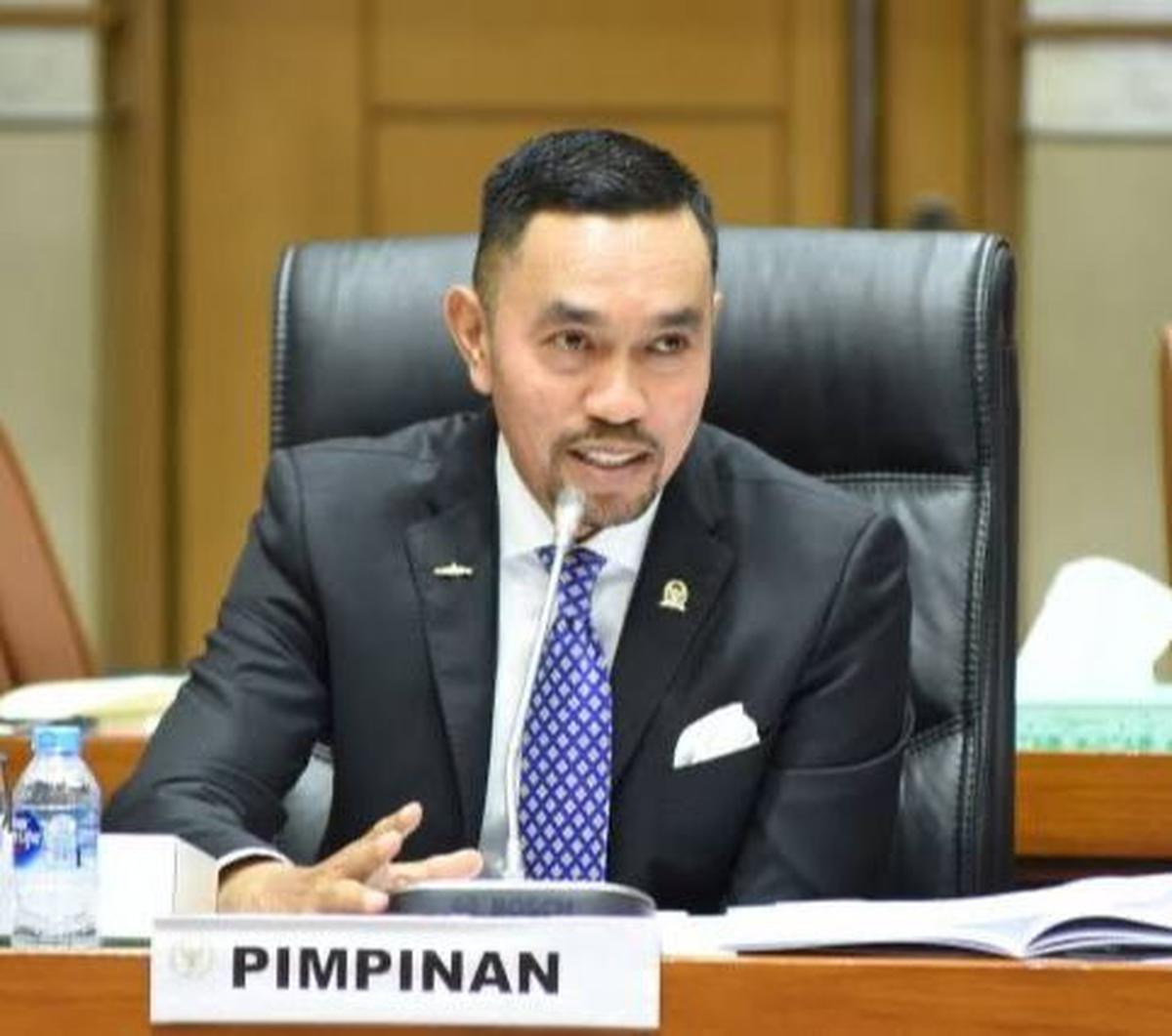 Partai Demokrat sampai saat ini masih memaksakan Agus Harimurti Yudhoyono (AHY) sebagai Cawapres Anies Rasyid Baswedan. Hal ini dikatakan Bendahara Umum Partai Nasional Demokrat (NasDem) Ahmad Sahroni.