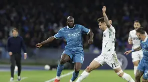 Striker Napoli, Romelu Lukaku, bertarung dengan pemain Empoli, Mattia Viti, dalam laga giornata 32 Serie A Liga Italia, di Stadion Diego Armando Maradona, Selasa (15/4/2025). Napoli menang telak 3-0 dalam laga ini, di mana Lukaku mencetak satu gol dan dua assist. (Alessandro Garofalo/LaPresse via AP)