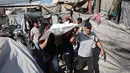 Para pelayat mengusung jenazah seorang warga Palestina yang tewas akibat serangan tentara Israel di pelabuhan Kota Gaza sehari sebelumnya, dalam sebuah prosesi pemakaman di Kota Gaza,  Rabu,19 Agustus 2026. (AFP/ Omar Al-Qattaa)