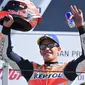 Pembalap Repsol Honda, Marc Marquez saat merayakan podium kedua MotoGP San Marino 2018. (Tiziana FABI / AFP)