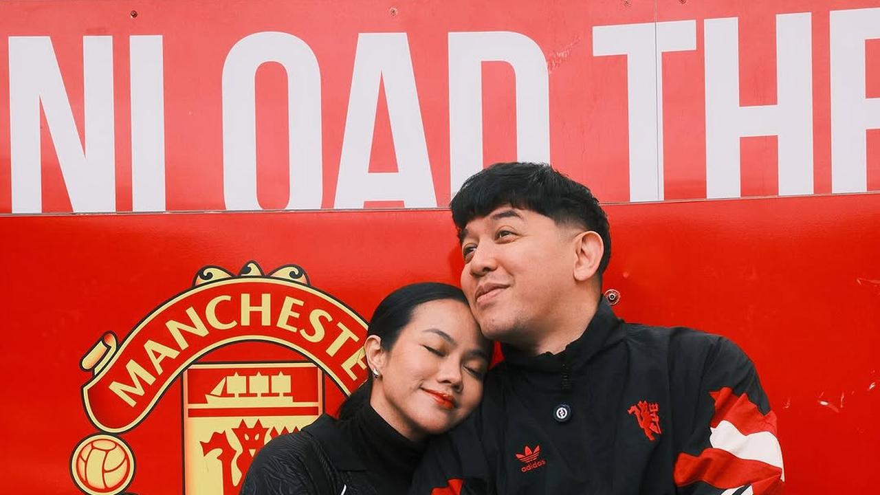 Potret Donne Maula Berhasil Kunjungi Stadion Old Trafford Bareng Yura Yunita, Bahagianya Fans Sejati