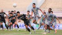 Pemain Persebaya Surabaya, Muhammad Hidayat (tengah kanan) bersuaha menghalau bola saat laga lanjutan BRI Liga 1 2023/2024 antara Dewa United melawan Persebaya Surabaya di Indomilk Arena, Tangerang, Sabtu (30/09/2023). (Bola.com/Bagaskara Lazuardi)