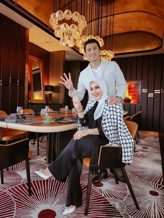 Tampil maskulin, Reino Barack mengenakan boots kulit [instagram/princessyahrini]