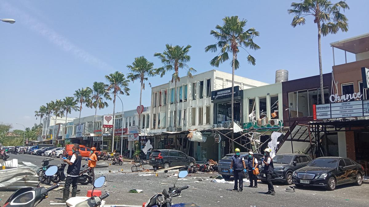 Kondisi ruko di san antonio surabaya yang meledak. (merdeka.com/erwin yohanes).