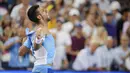 Petenis asal Serbia Novak Djokovic melakukan selebasi setelah menjuarai ATP Cincinnati Open 2023 dengan mengalahkan petenis asal Spanyol Carlos Alcaraz pada laga final di Mason, Ohio (20/8/2023). Djokovic menang dalam laga sengit 5-7, 7-6(9/7), 7-6(7/4). (AP Photo/Aaron Doster)