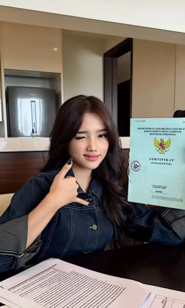 Bangganya Fuji pamer sertifikat tanah di Bali, usia 22 tahun bisa punya vila impian