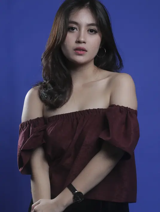 Nabilah Ayu ex JKT 48 berpose saat sesi foto bersama tim Kapanlagi di Studio KLY, Jakarta, Kamis (20/12). Kunjungan ini dilakukan dalam rangka promo film Mata Batin 2. (Kapanlagi/Budi Santoso)