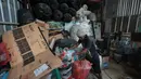 Sampah plastik yang dikumpulkan dari 12 RT dipilah sebelum menjalani proses pengolahan menjadi petasol di Jakarta, Senin (19/10/2026). Program pengelolaan sampah tersebut telah berjalan selama tiga bulan. (KLY/Budy Santoso)