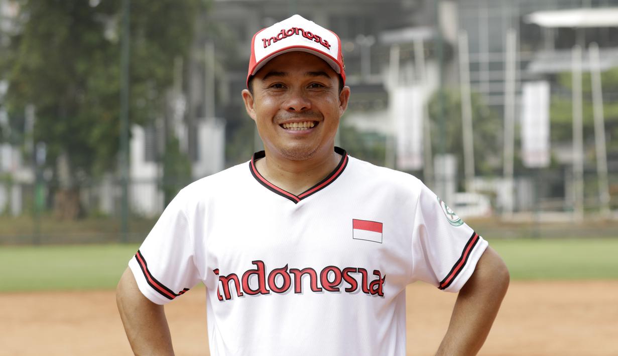 Pelatih Timnas Softball Putri Indonesia, Michael Trisnadi, saat latihan di Lapangan Softball, GBK, Jakarta, Selasa (12/11). Sebanyak 17 atlet akan turun di SEA Games 2019 mendatang. (Bola.com/M Iqbal Ichsan)