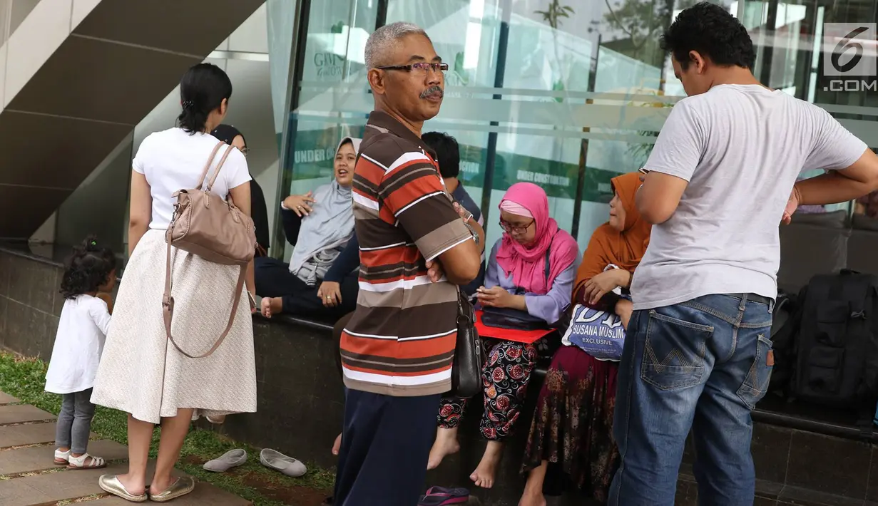 Calon jemaah umrah menunggu di lobi Green Tower, Jalan TB Simatupang, Jakarta, Kamis (10/8). Pemilik First Travel ditangkap atas dugaan penipuan dan pemberian janji pemberangkatan ibadah umrah dengan biaya murah. (Liputan6.com/Immanuel Antonius)