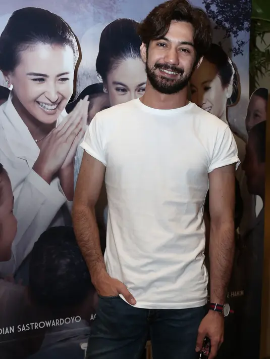 Dalam sebuah poster yang beredar di media sosial, Reza terlihat berciuman mesra dengan Adina. Banyak reaksi protes bermunculan dari para netizen. (Galih W. Satria/Bintang.com)