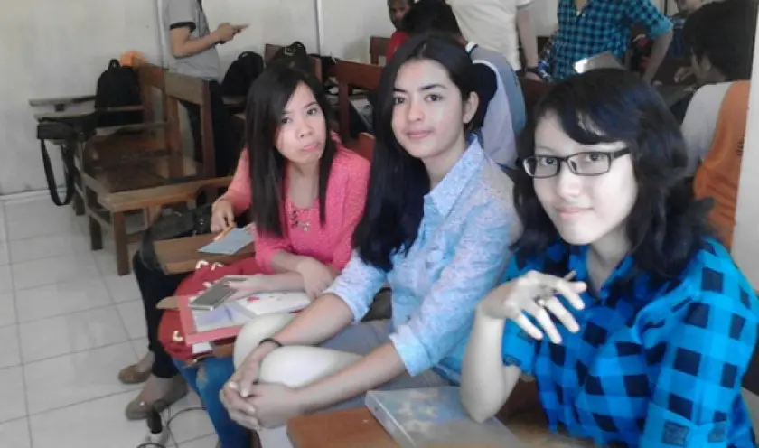 Brenda saat di kampus bersama teman-temannya. | Sumber Foto: rilis.id