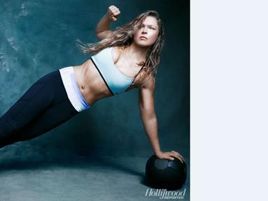 Ronda Rousey, pegulat wanita yang baru saja mempertahankan gelar juara dunia Ultimate Fighting Championship (UFC) di Rio de Janeiro, Brasil. (The Hollywood Reporter)