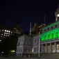 New York City Hall bersinar cahaya hijau dalam rangka mendukung Kesepakatan Paris. (Twitter Bill De Blasio/@NYCMayor)