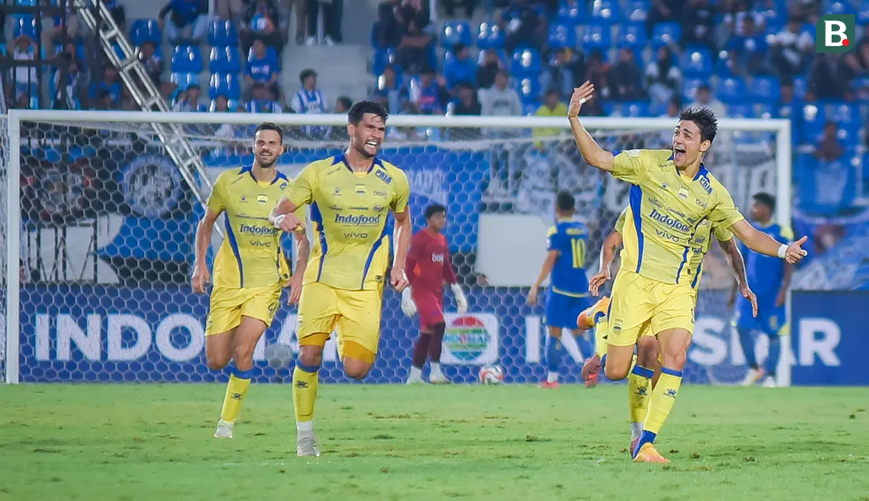 Pemain Persib Bandung, Federico Barba, melakukan selebrasi setelah mencetak gol ke gawang Arema FC pada laga pekan keenam BRI Super League 2025/2026 di Stadion Kanjuruhan, Kabupaten Malang, Senin (22/9/2025) sore WIB. (Bola.com/Iwan Setiawan)