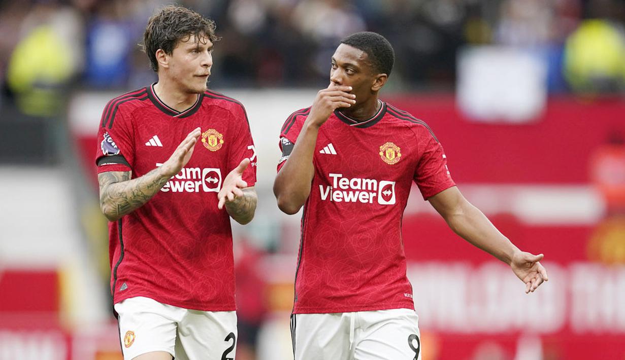 Pemain Manchester United, Victor Lindelof, berdiskusi dengan Anthony Martial setelah ditaklukkan Brighton and Hove Albion pada laga Liga Inggris di Stadion Old Trafford, Sabtu (16/9/2023). Setan Merah takluk 1-3 dari Brighton. (AP Photo/Dave Thompson)