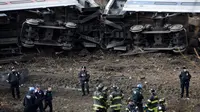 Personel darurat merespons lokasi kereta penumpang Metro-North yang tergelincir di wilayah Bronx, New York pada 1 Desember. (Craig Ruttle/AP)