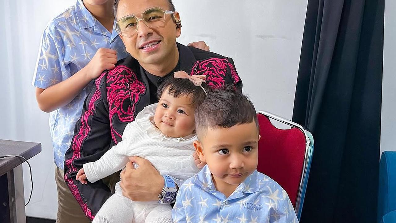 Potret Raffi Ahmad Syuting Ditemani Rafathar, Rayyanza dan Lily
