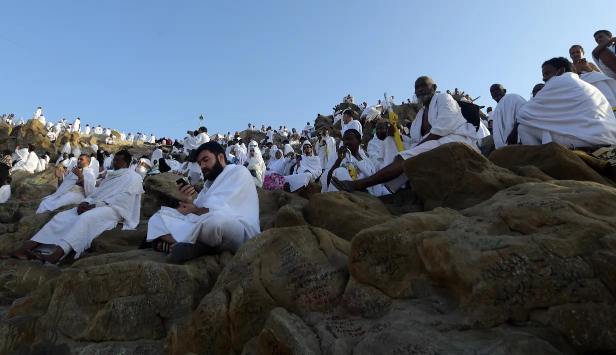 Jemaah haji dari seluruh dunia mengunjungi Jabal Rahmah menjelang Wukuf di Padang Arafah, Makkah, Arab Saudi, Sabtu (10/8/2019). Pada saat Wukuf para jamaah dianjurkan berdiam diri, berdoa dan banyak membaca ayat suci Al Quran. (FETHI BELAID / AFP)