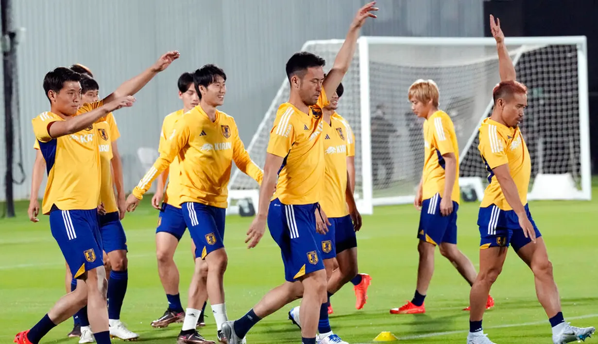 Pemain Jepang melakukan pemanasan saat sesi latihan di Doha, Qatar, 29 November 2022. Jepang akan menghadapi Spanyol dalam pertandingan Grup E Piala Dunia 2022 pada 1 Desember. (AP Photo/Eugene Hoshiko)