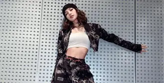Lisa BLACKPINK memang dikenal memiliki style hip hop yang kece. Kamu bisa mix and match crop bomber jacket dengan cargo pants. Tambahkan beanie sebagai aksesori untuk memperkuat tampilan hip hopmu. (Instagram/lalalalisa_m).