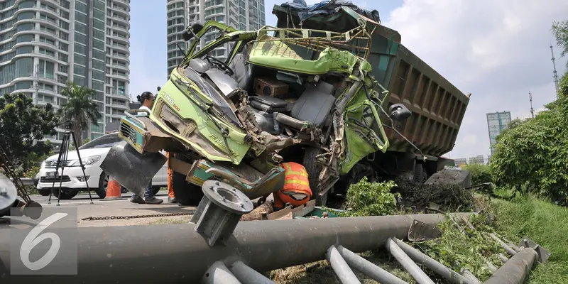 20160905-Tabrakan-Truk-Jakarta-YR