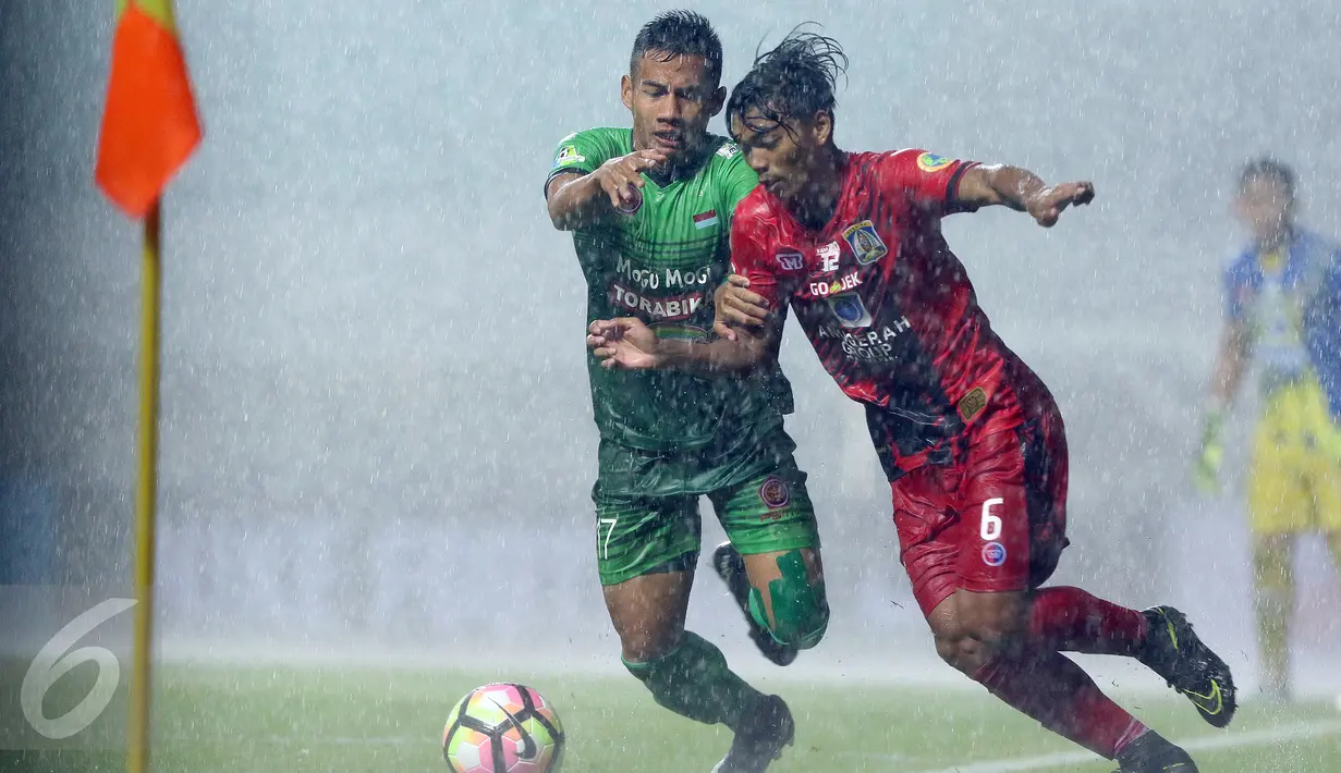 Penyerang PS TNI, Ahmad Nufiandani (kiri) berebut bola dengan pemain Persiba Alfath Faathier Persiba pada laga lanjutan Liga 1 Indonesia di Stadion Pakansari, Kab Bogor, Jumat (5/5). Laga kedua tim berakhir imbang 1-1. (Liputan6.com/Helmi Fithriansyah)